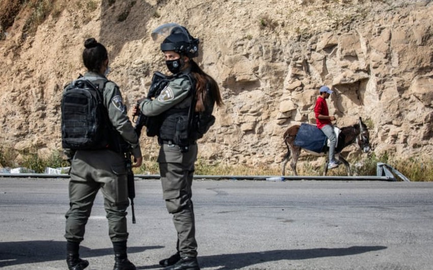 Border police officer lightly hurt in stabbing attack at Jerusalem’s Damascus Gate