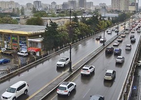 На более чем 10 улицах и проспектах в Баку затруднено движение транспорта