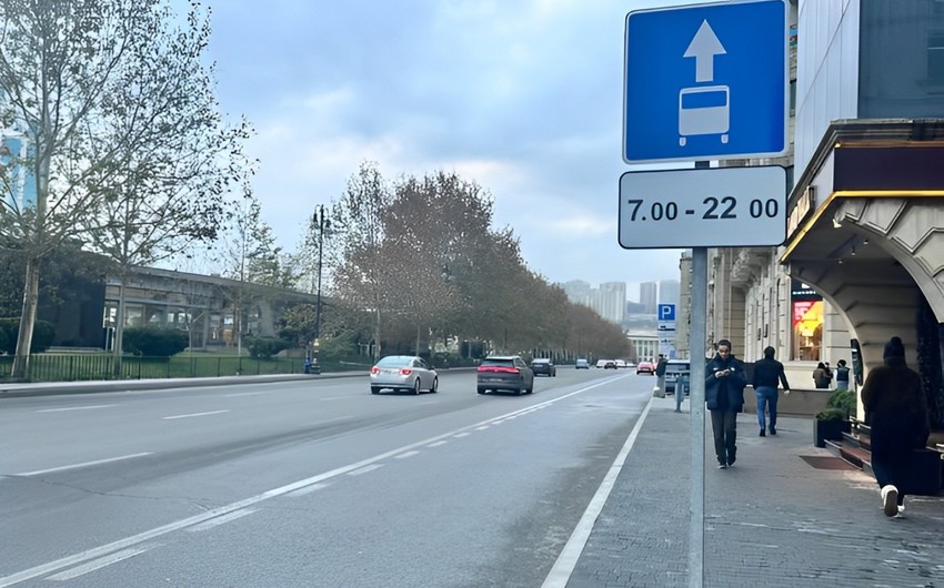 AYNA Bakıda avtobus zolağının qüvvədə olma vaxtını bildirən yol nişanlarının quraşdırmağa başlayıb