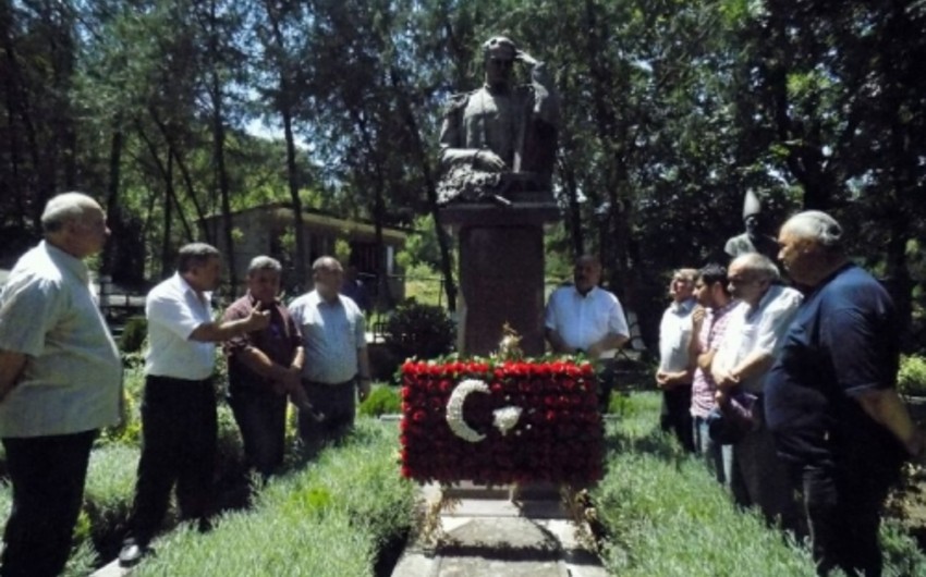 ​У могилы Мирзы Фатали Ахундзаде прошла церемония почтения памяти