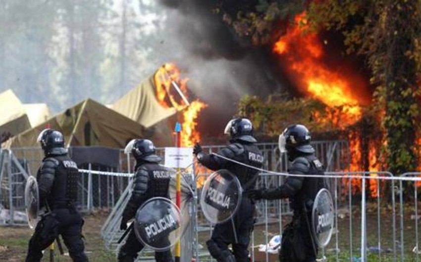​Неизвестные подожгли лагерь беженцев на севере Франции