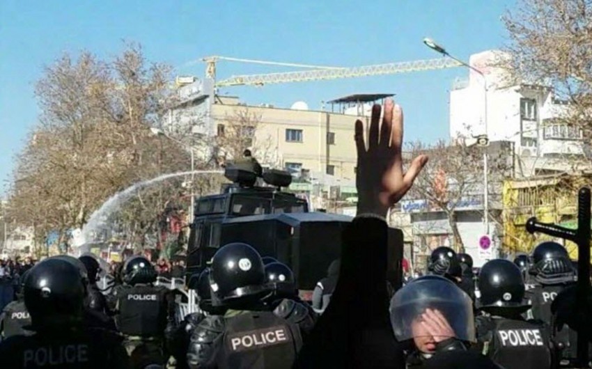 İranda etiraz aksiyası zamanı polislə qarşıdurma baş verib - VİDEO
