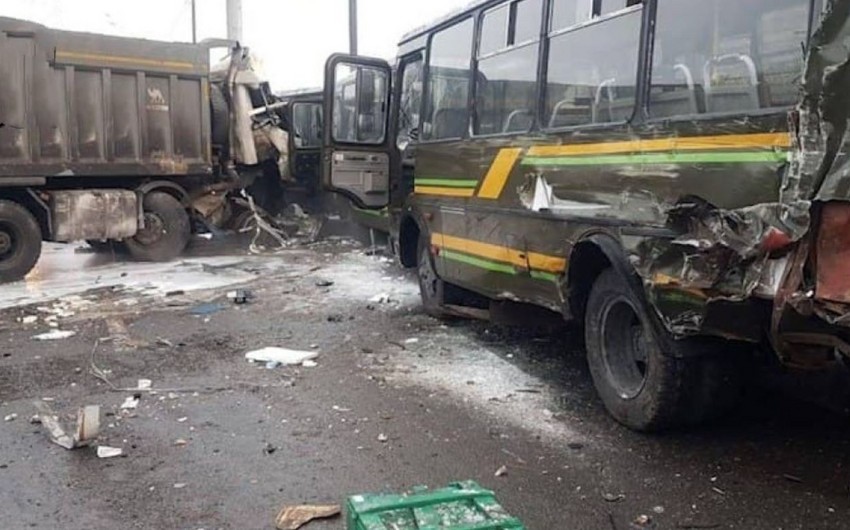 Moskavda hərbi avtobuslar yük maşını ilə toqquşub, 4 hərbçi ölüb
