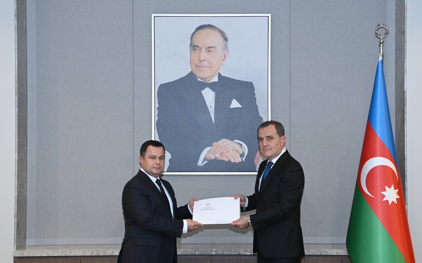 Джейхун Байрамов принял копию верительных грамот новоназначенного посла Молдовы