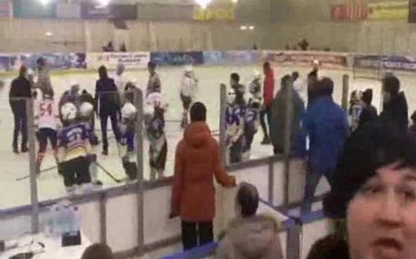 Между юниорскими командами России по хоккею произошла массовая драка - ВИДЕО