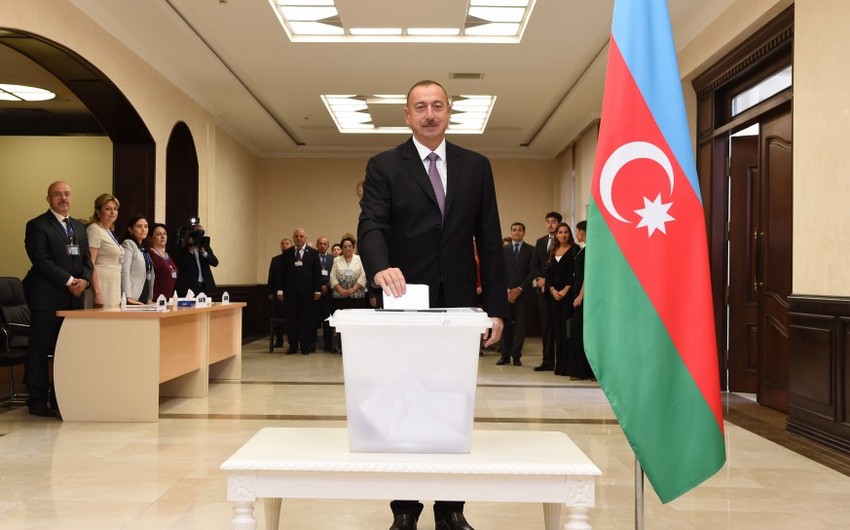 Президент Азербайджана Ильхам Алиев проголосовал на избирательном участке №6 в Баку - ВИДЕО