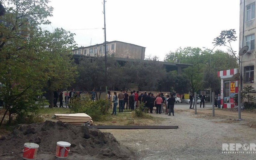 В Насиминском районе жители проводят акцию протеста в связи с началом строительства между зданиями - ФОТО