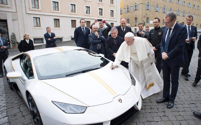 Папа Римский решил продать свой Lamborghini