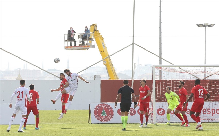 Klub prezidenti Araz Abdullayevin oynadığı matçı krandan izlədi