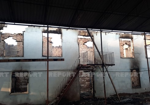 В Гаджигабуле двухэтажный дом сгорел дотла