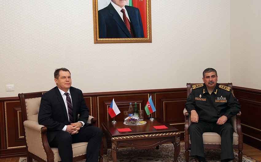 Министр обороны Азербайджана встретился с послом Чехии