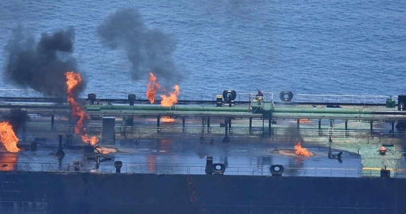 Подожженный хуситами летом греческий танкер удалось обезопасить