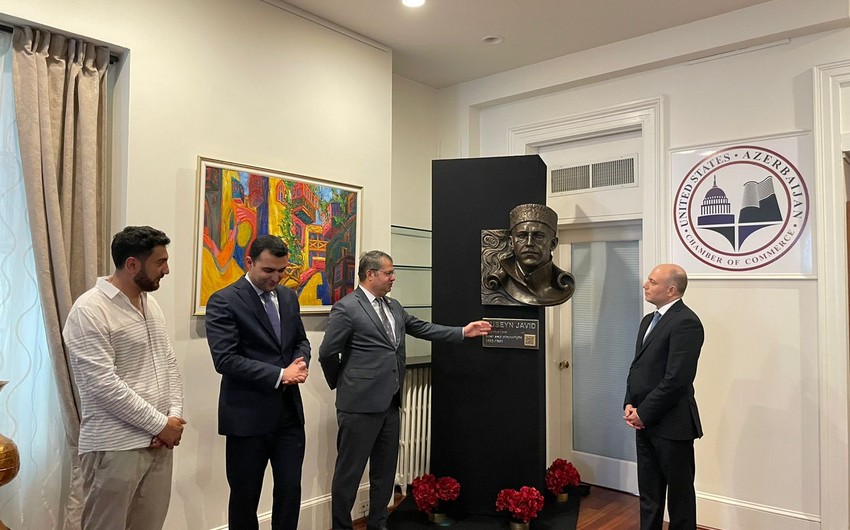 Bust of famous Azerbaijani writer presented as gift to US-Azerbaijan Chamber of Commerce