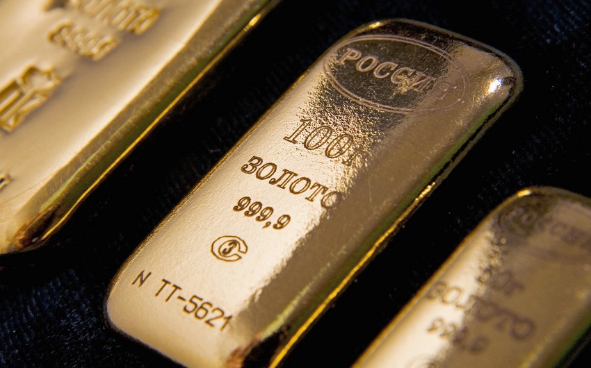 Золото подешевело на укреплении доллара и ожиданиях по ставке ФРС США