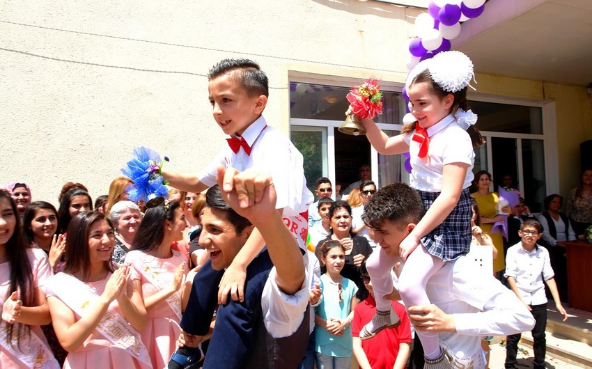 Сегодня в азербайджанских школах прозвенит последний звонок