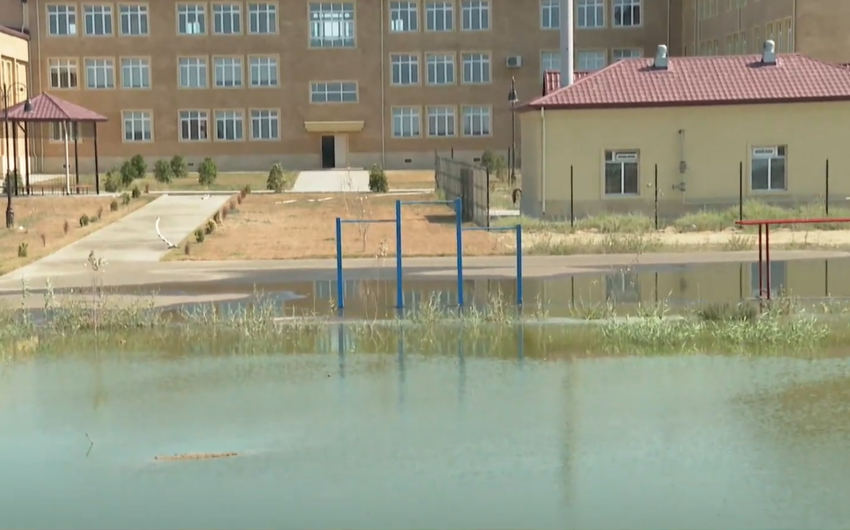Сточные воды затопили двор школы № 304 в поселке Кюрдаханы