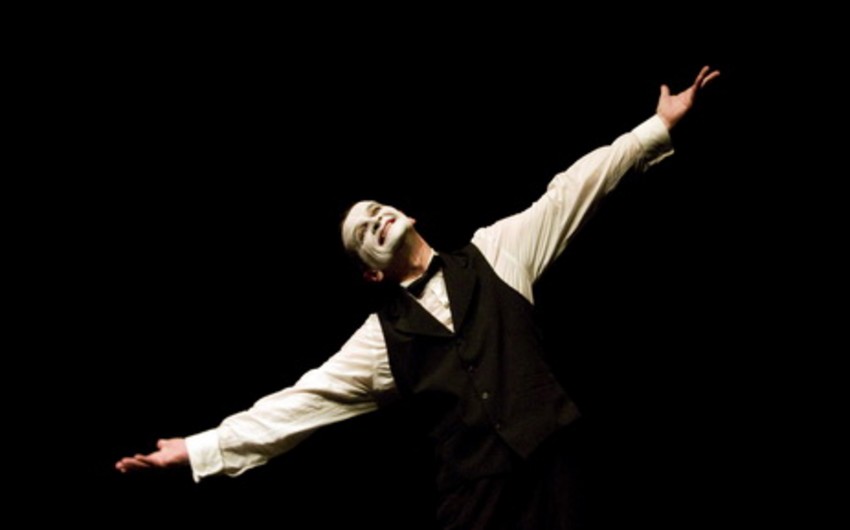 ​Master of French mime performs in Baku
