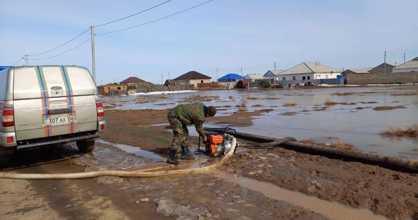 Avenue in Kazakhstan’s Astana flooded due to melt water spill at landfill