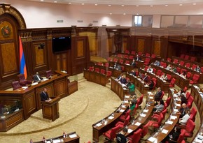 Заседание парламента Армении прервалось из-за потасовки между депутатами