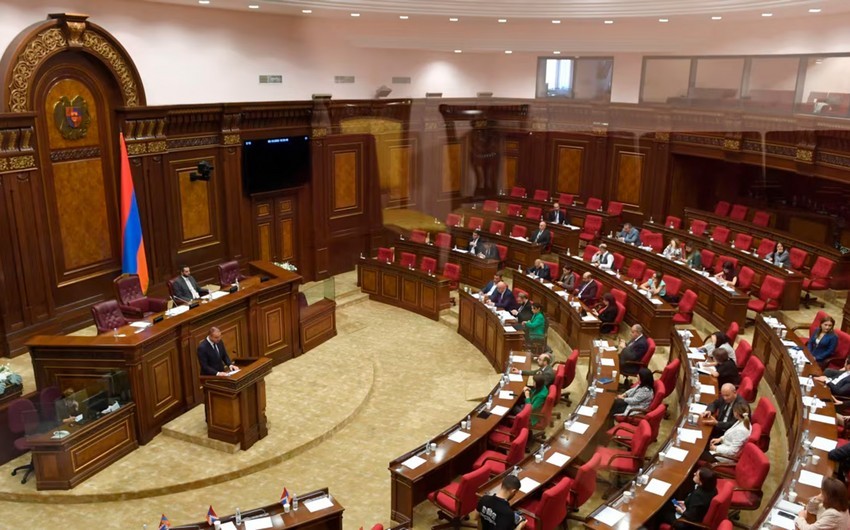 Заседание парламента Армении прервалось из-за потасовки между депутатами