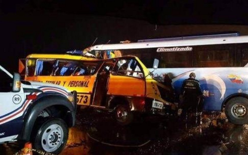 В Эквадоре столкнулись три пассажирских автобуса