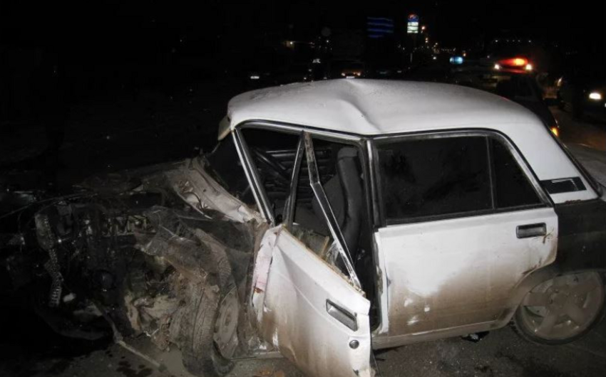 В Гаджигабуле автомобиль слетел в овраг, двое пострадали