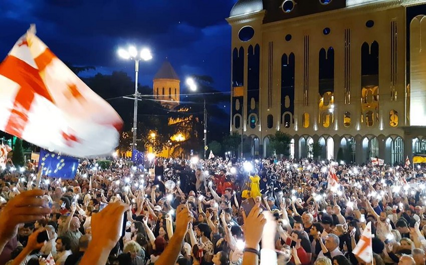 Участники акции в Грузии продолжают требовать отставки главы МВД