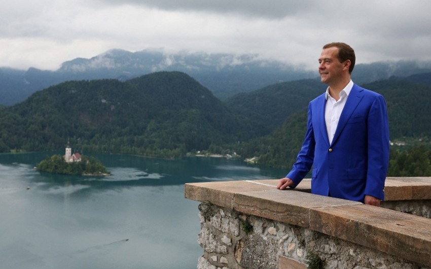 Medvedev 50 illik yubileyini qeyd edir