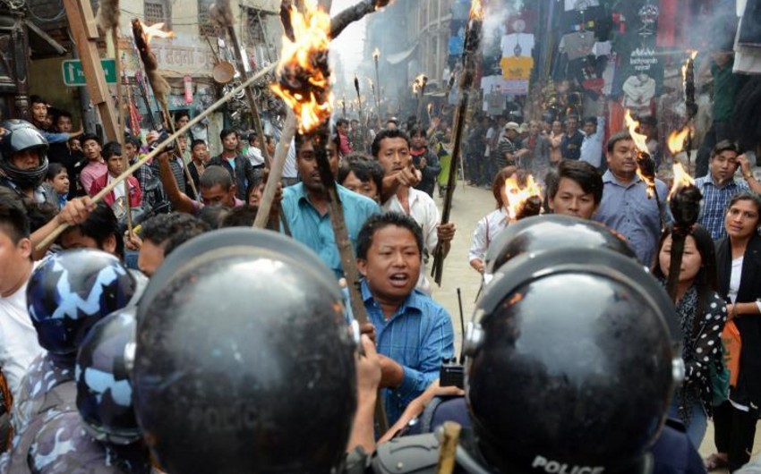 ​СМИ: В Непале полиция применила оружие против протестующих, есть жертвы
