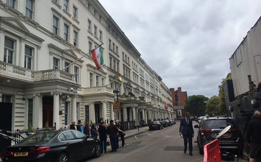 Londonda nümayişçilər İranın diplomatik missiyasının binasına girişi bağlayıb - FOTO