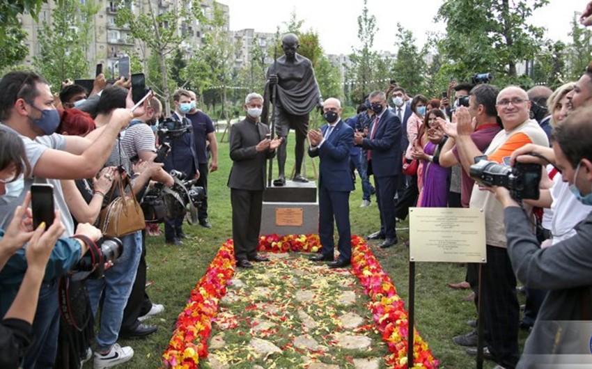 Tbilisidə Mahatma Qandinin yeni ucaldılan heykəlinə zərər yetirilib