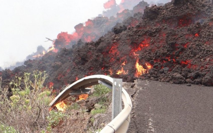 Лава от извергающегося вулкана на Канарских островах достигла океана