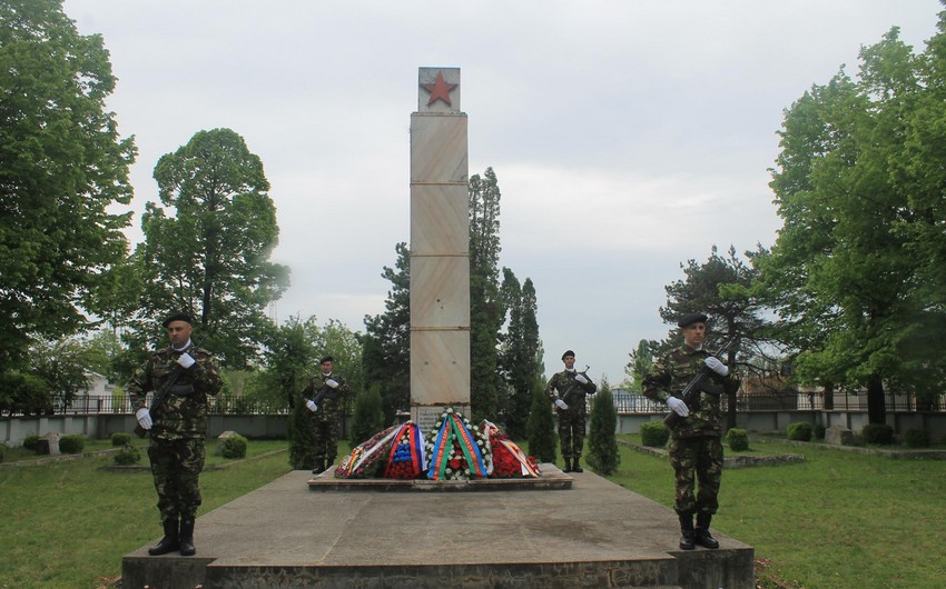 ​Дипломаты Азербайджана почтили память советских воинов в Румынии