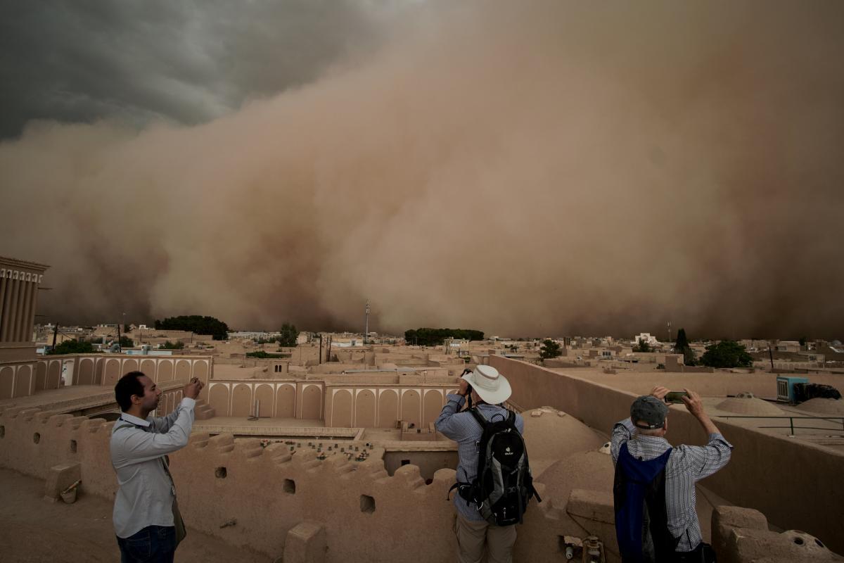 Бури человеческой жизни никак не. Самум Песчаная буря. Пылевая буря в Дубае. Заболь Иран Песчаная буря. Пыльная буря в Узбекистане.