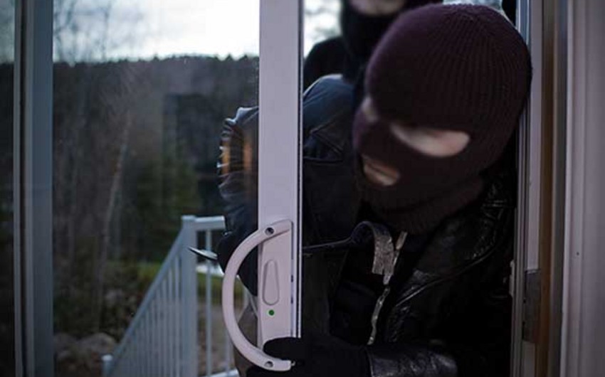 В Баку люди в масках совершили разбойное нападение на дом