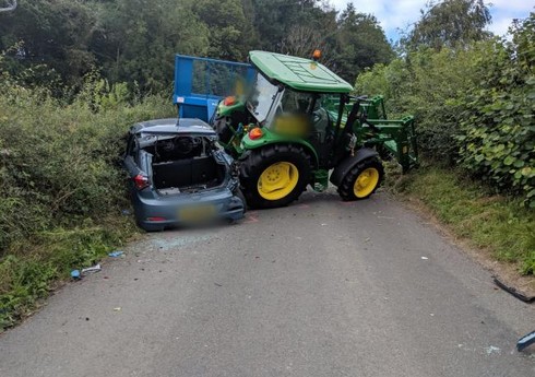 В Евлахе автомобиль врезался в трактор, есть пострадавшие