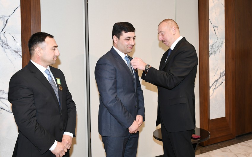 Президент Ильхам Алиев наградил наших соотечественников, проживающих в Украине, братьев Сабира и Умуда Шириновых медалью За отвагу