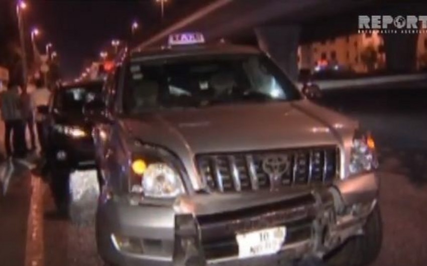 В столице нарушившее ПДД такси Тойота Прадо совершило аварию - ВИДЕО