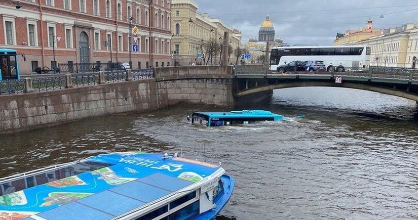 В Санкт-Петербурге в компании-владельце упавшего в реку автобуса провели обыски