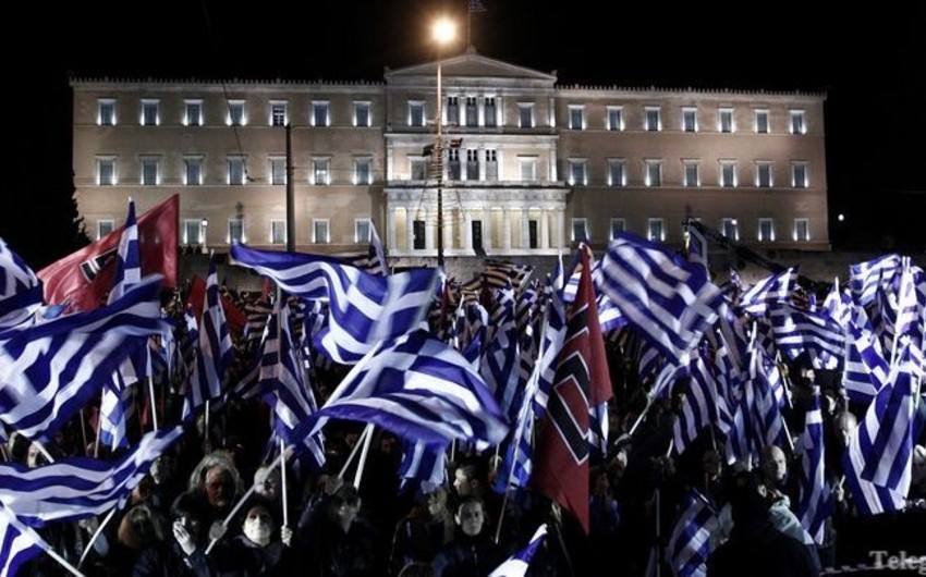 Yunanıstanda baş verən iğtişaşlarda polis gözyaşardıcı qazdan istifadə edib