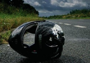 В Баку 21-летнего мотоциклиста сбил автомобиль