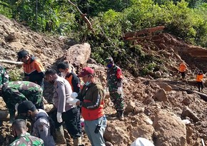 Не менее трех человек погибли из-за оползней на индонезийском острове Суматра