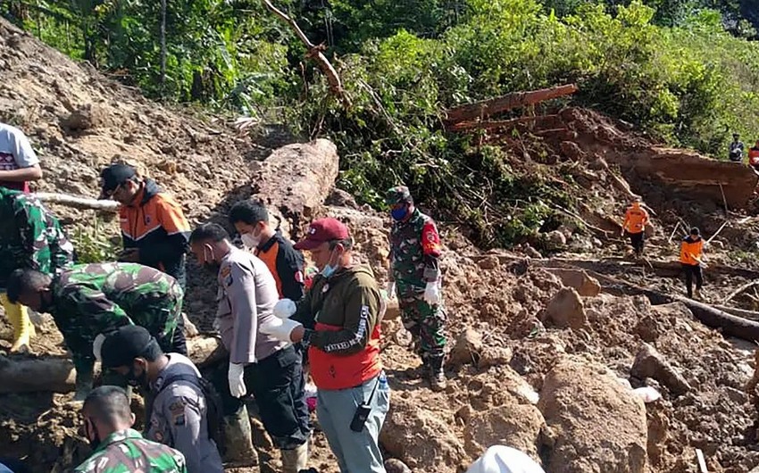 İndoneziyada torpaq sürüşməsi olub, 3 nəfər ölüb