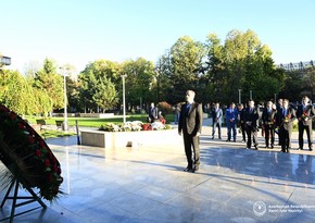 Jeyhun Bayramov visits National Leader Heydar Aliyev’s monument in Bucharest