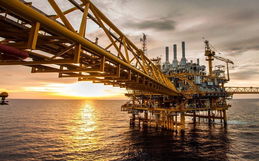 Azerbaijani oil price drops by nearly $1