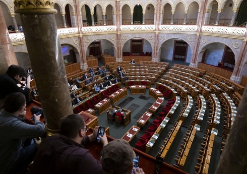 Парламент Венгрии решил избрать нового президента 26 февраля