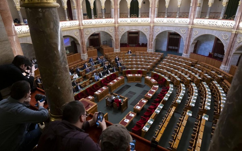 Парламент Венгрии решил избрать нового президента 26 февраля