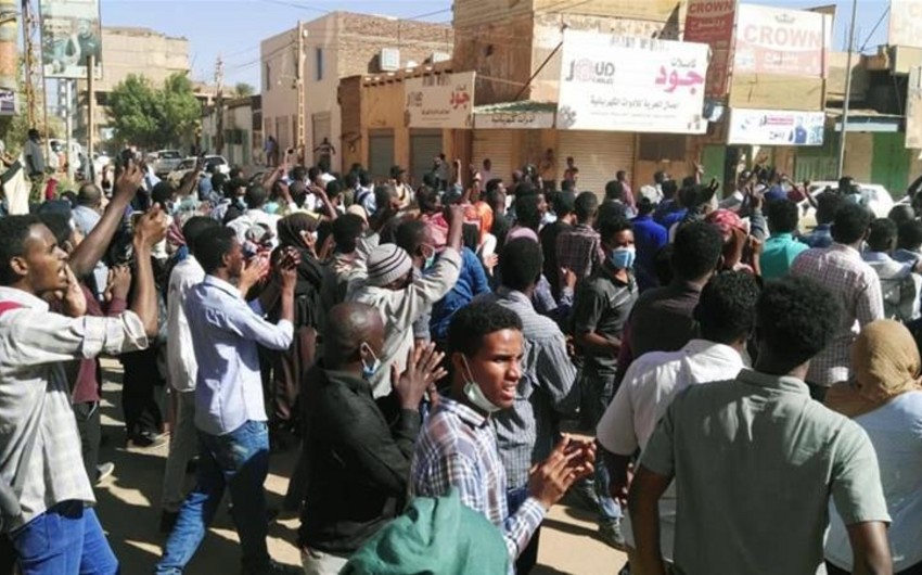 Hərbçilər Sudanda Prezidenti devirdiklərini rəsmi olaraq elan ediblər