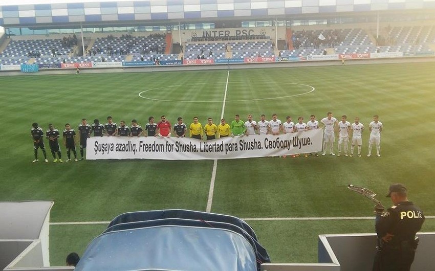 Bakı derbisində futbolçular meydançaya Şuşaya azadlıq yazılmış pankartla çıxıb - FOTO
