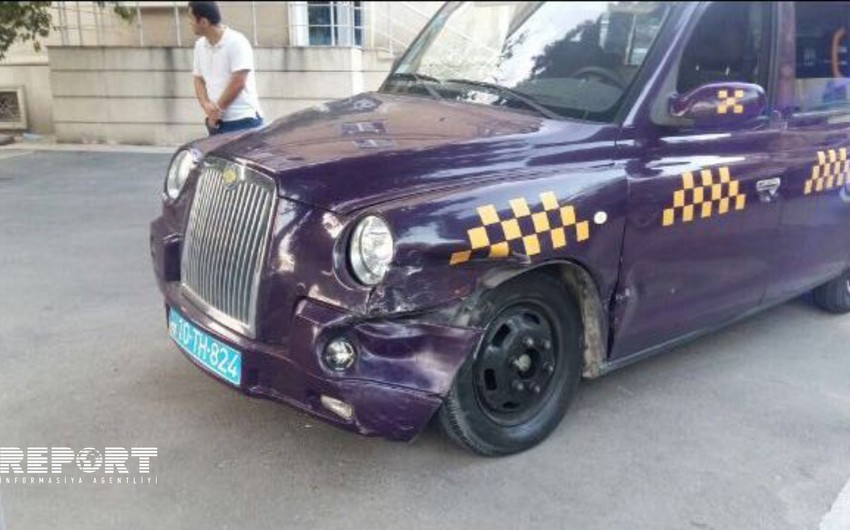В Баку лондонское такси совершило аварию - ФОТО